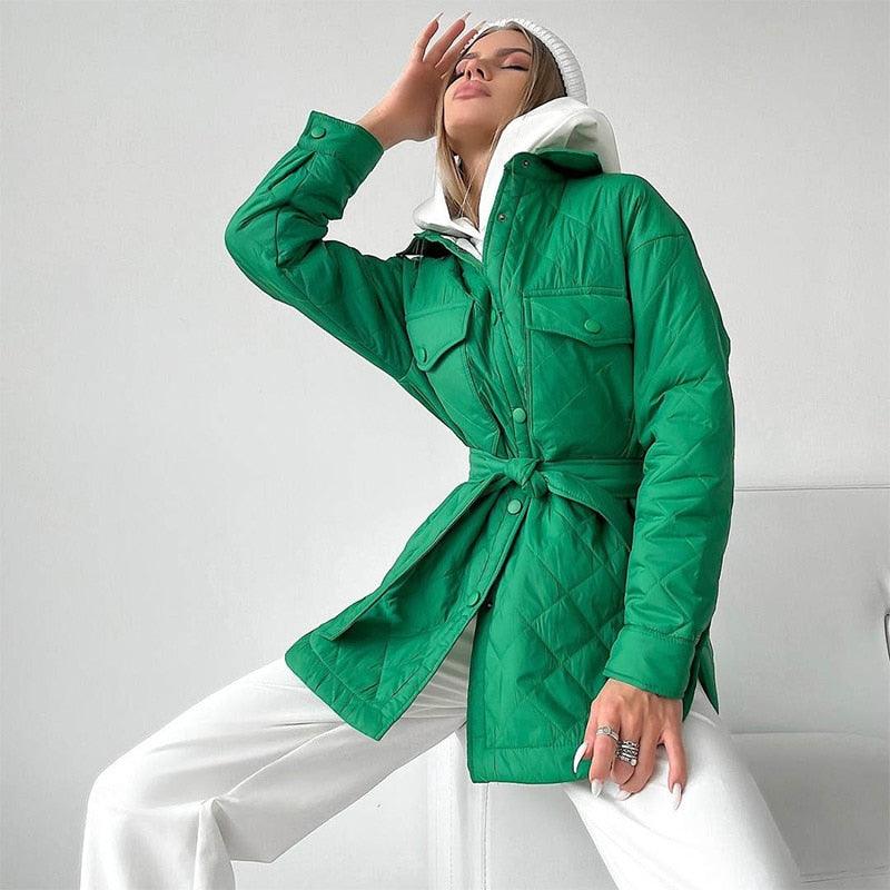 Modischer Damen Steppmantel in elegantem Design. Warme Winterjacke für Alltag, Outdoor und stilvolle Frauenmode.