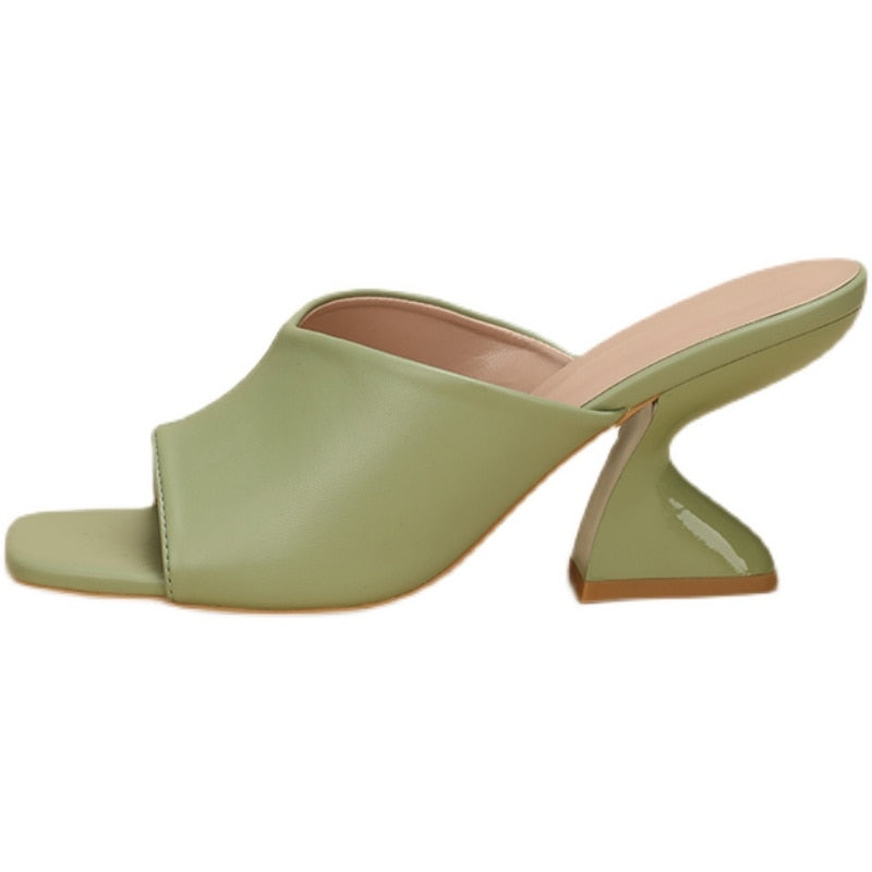 Weiße klassische Damen High Heels Pumps mit schlankem Absatz, vielseitige Damenschuhe für jeden Anlass.