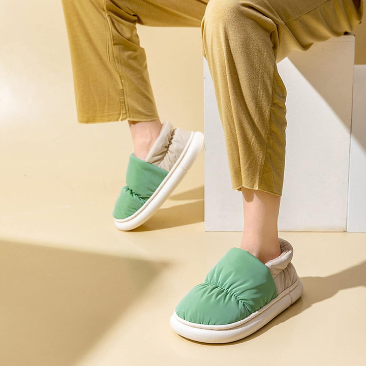Flauschige Winter-Hausschuhe für Damen & Herren. Warme Slipper, die den Füssen Komfort bieten.