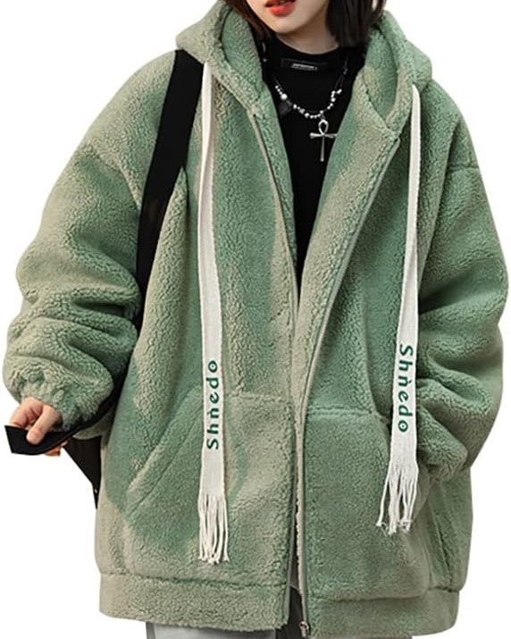 Detailansicht des kuscheligen Fleece-Materials der Damen Winterjacke in Übergröße.