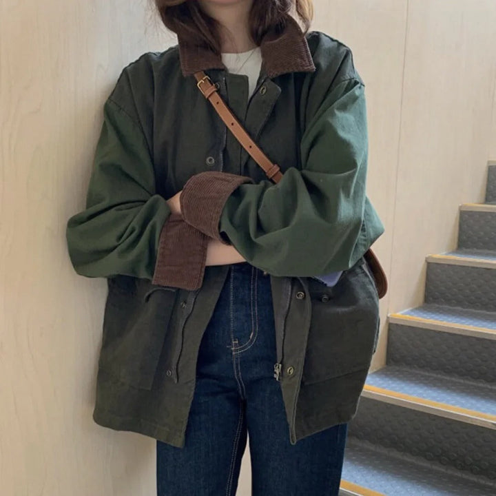Aktuelle Damen Übergangsjacke, cooler Bomber-Stil. Perfekte Herbstjacke für trendbewusste Frauen.