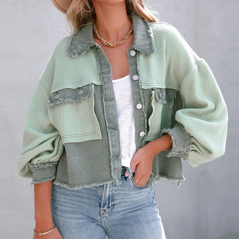 Detail der Puffärmel an einer stilvollen Damen-Kurzjacke, ideal für Frühlingslooks.