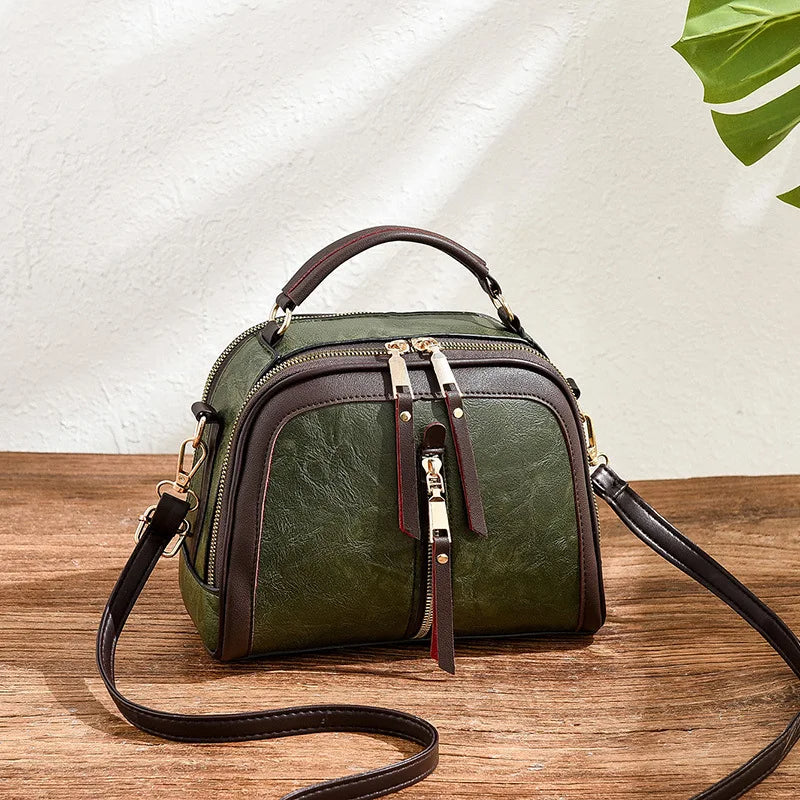 Close-up der glänzenden Alligator-Prägung auf einer eleganten Damenhandtasche. Hochwertiger Designer-Stil.