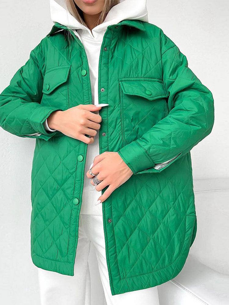 Bequemer Damen Steppmantel. Moderner Wintermantel, der Wärme und Stil für die kühle Jahreszeit vereint.