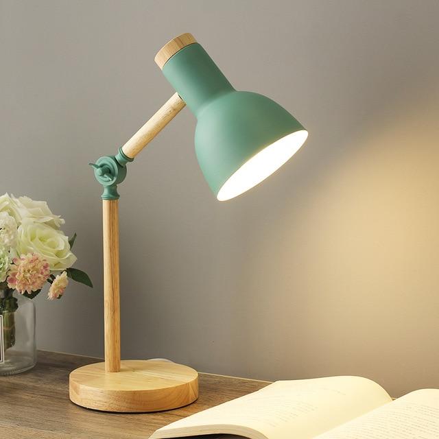 Skandinavische Tischlampe aus Holz mit Metallschirm, ideal als Schreibtisch- oder Nachttischlampe.