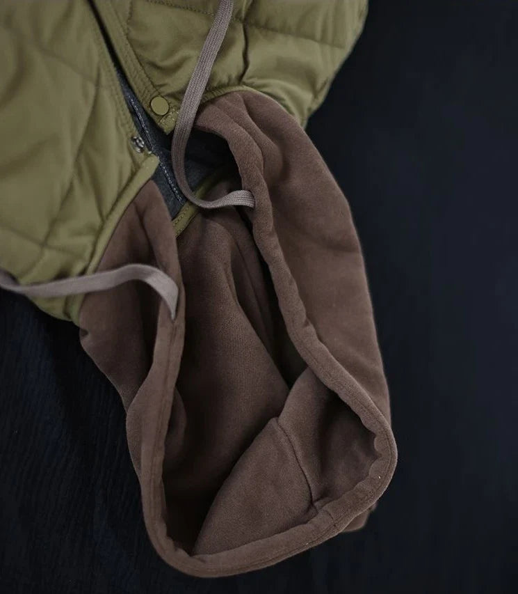 Seitenansicht: Lässiger Damen Wintermantel mit Kapuze, Übergröße. Warme und stilvolle Oberbekleidung für Damen.