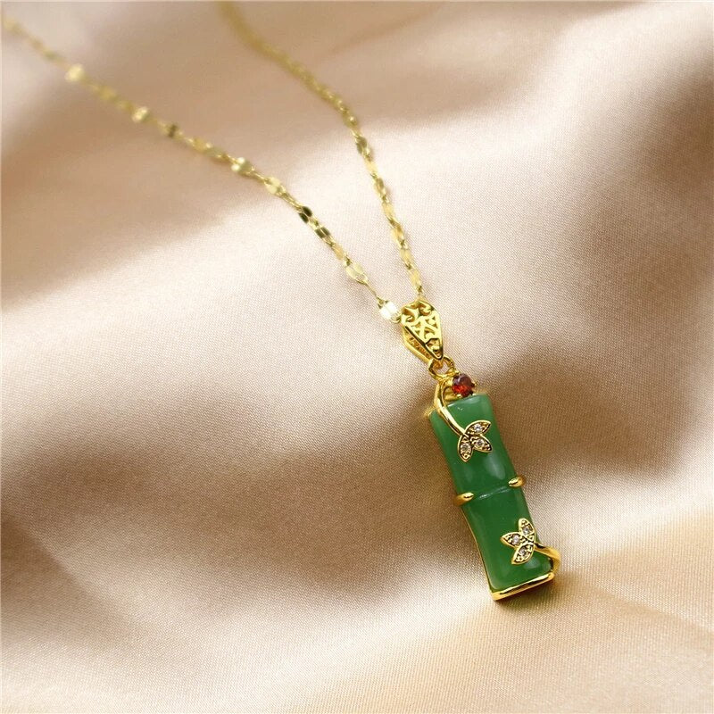 Unisex-Jade-Amulett-Halskette für Glück & Harmonie. Minimalistisches, rechteckiges Design, perfektes Schmuck-Geschenk.