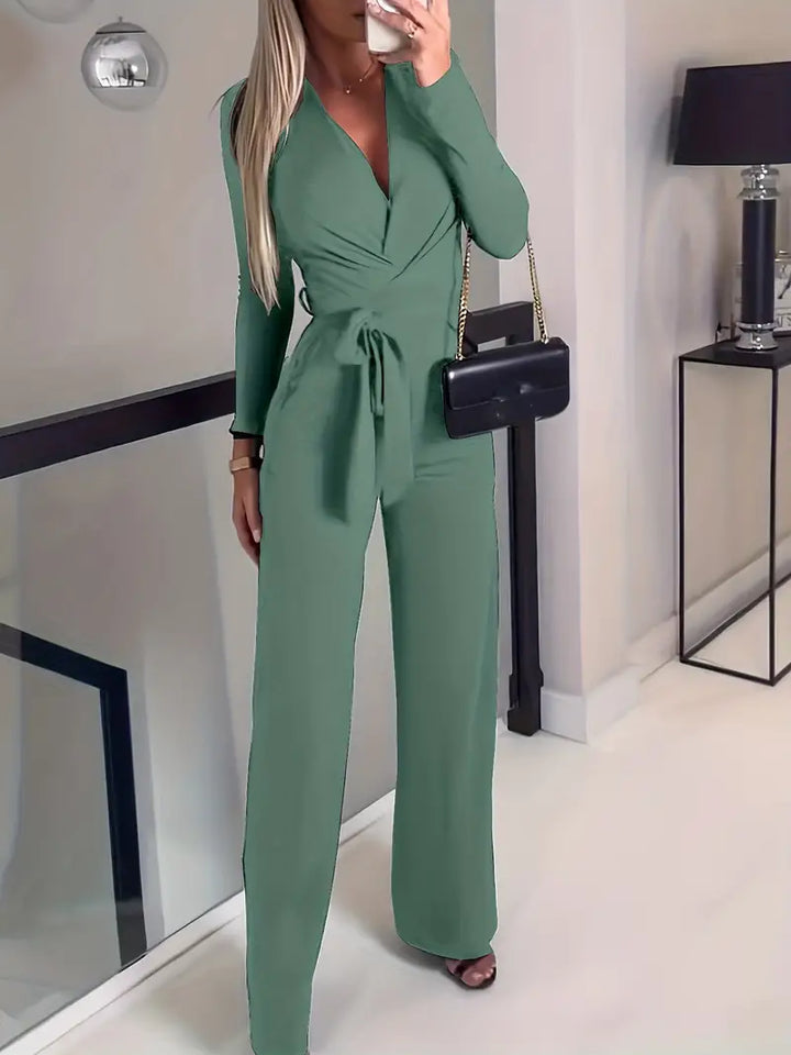 Eleganter Damen Jumpsuit mit V-Ausschnitt & weitem Bein, perfekt für festliche Anlässe. Zeitlose Abendmode.