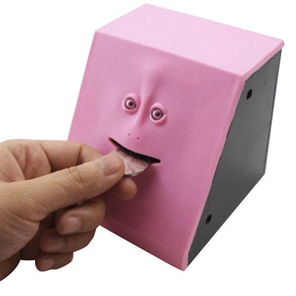 Detailaufnahme der gruseligen Spardose mit lebensechtem Gesicht. Einzigartige Sparbank für Kinder.