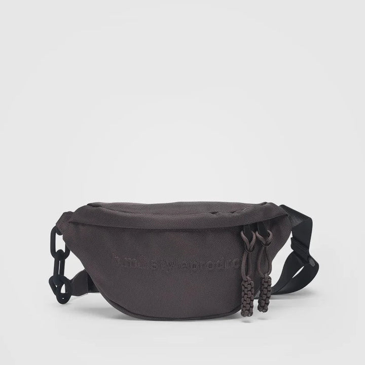 Detailaufnahme der Damen Brusttasche: Hochwertiges Material, Reißverschluss, verstellbarer Gurt. Praktische Bauchtasche.