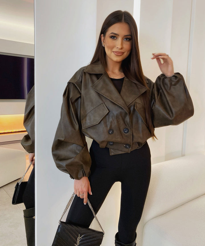 Komfortable braune Oversize Übergangsjacke für Damen mit modernem, weitem Schnitt.