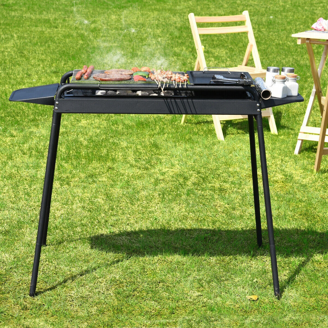 Höhenverstellbarer Outdoor Kohlegrill aus Edelstahl für Garten, Camping & BBQ, vielseitig einsetzbar.