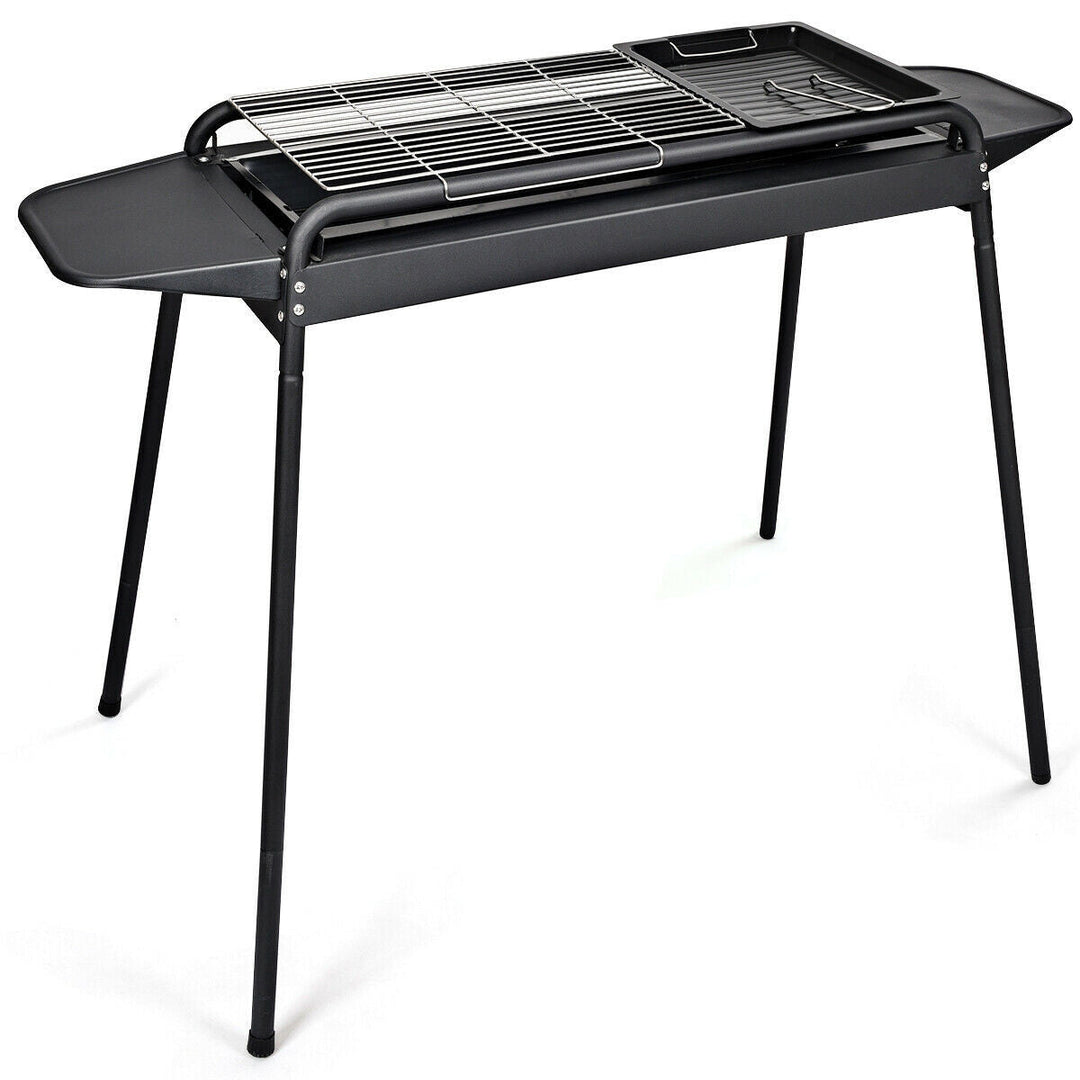 Eleganter höhenverstellbarer Gartengrill aus Edelstahl. Perfekter Kohlegrill für entspannte BBQ-Abende.