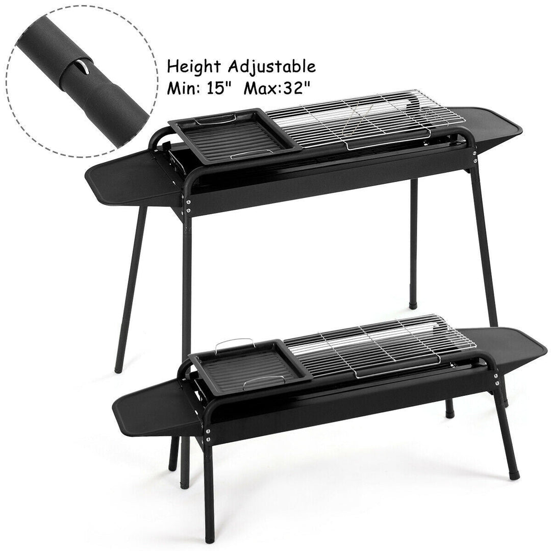Praktischer Outdoor-Kohlegrill, höhenverstellbar. Ein robuster Edelstahlgrill für Ihr nächstes BBQ-Erlebnis.