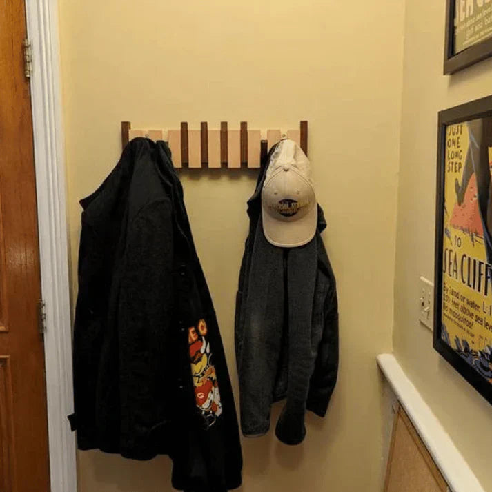 Holz-Wandgarderobe "HarmonyCoat"; inspirierendes Klavierdesign als praktisches Ordnungssystem für den Flur.