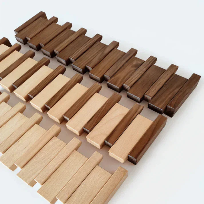 Funktionale Klaviergarderobe aus Holz; einzigartiges Ordnungssystem für Jacken & Schlüssel im Eingangsbereich.