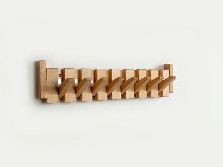 Wandgarderobe im Klavierdesign; elegante Hakenleiste für Mäntel und Accessoires im Flur.