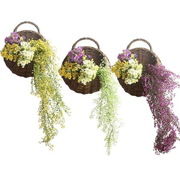 Modernes Wohnaccessoire: Hängekorb aus Rattan als Blumentopf für innen & außen.