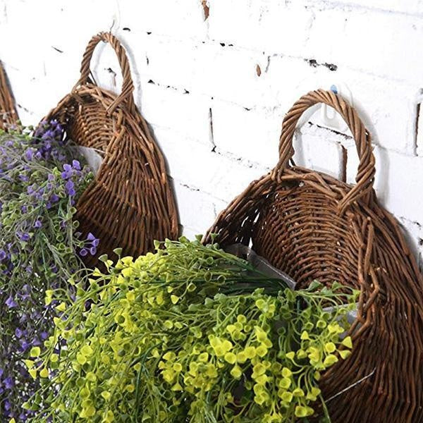 Charmanter Hänge-Blumentopf aus Rattan, bringt natürliche Ästhetik in jedes Zuhause.