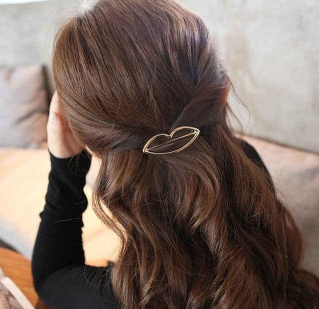 Geometrische Mond Haarnadel für Frauen, goldglänzend, stilvoller Haarschmuck für jeden Look.