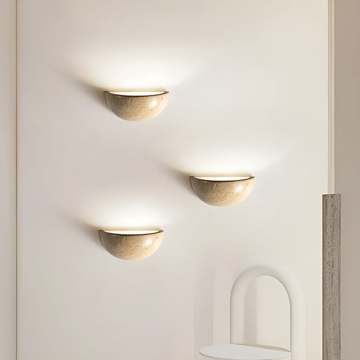 Exklusive Wabi-Sabi LED-Wandleuchte. Halbrundes Design, einzigartige Optik für stilvolle Innenbeleuchtung.