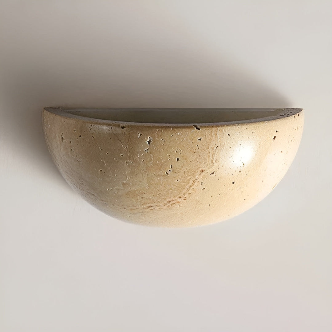 Dekorative Wabi-Sabi LED-Wandlampe in halbrunder Form für ein minimalistisches Wohnzimmerambiente.