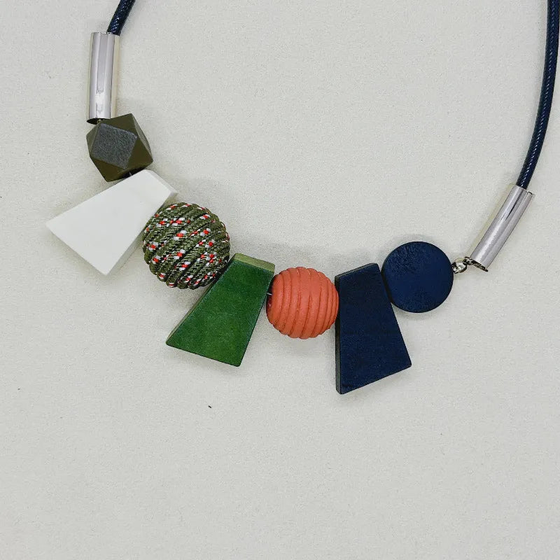 Geometrische Holzperlen-Halskette, handgefertigt für Damen, ethnischer Boho-Schmuck.