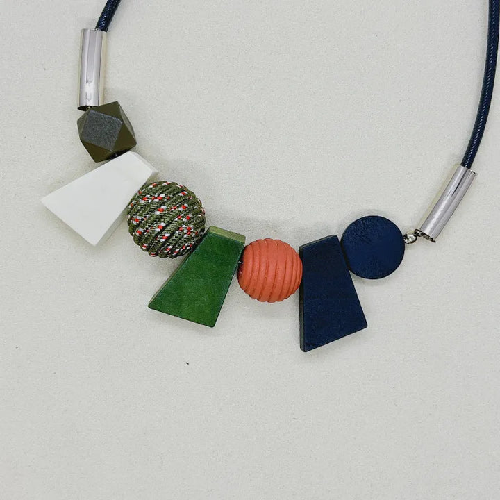 Geometrische Holzperlen-Halskette, handgefertigt für Damen, ethnischer Boho-Schmuck.