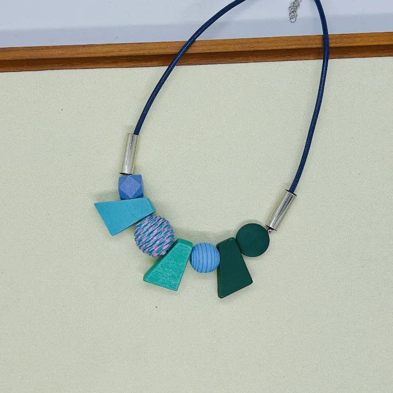 Handgemachte Damen-Halskette mit bunten, geometrischen Holzperlen, ethnisches Boho-Accessoire.