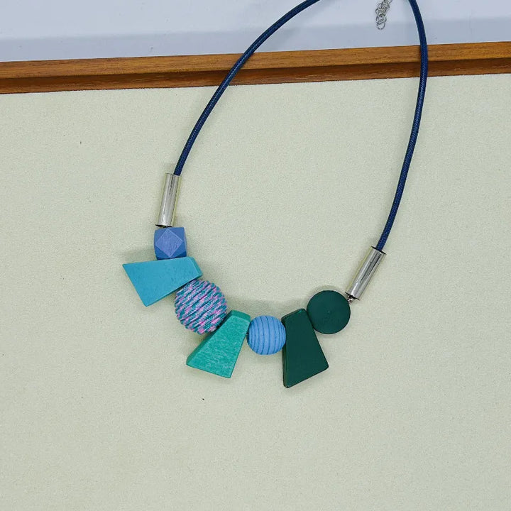 Handgemachte Damen-Halskette mit bunten, geometrischen Holzperlen, ethnisches Boho-Accessoire.