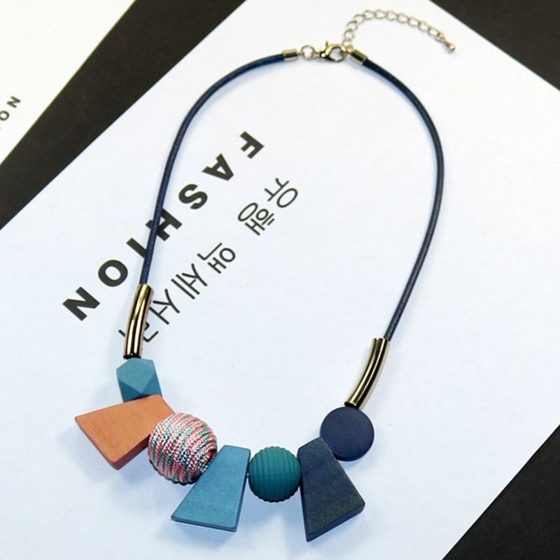 Bunte geometrische Holzperlenkette, ethnischer Damenschmuck, handgemacht im Boho-Stil.