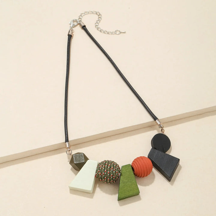 Nahaufnahme: Damen-Halskette mit farbigen, geometrischen Holzperlen im Ethno-Boho-Design.