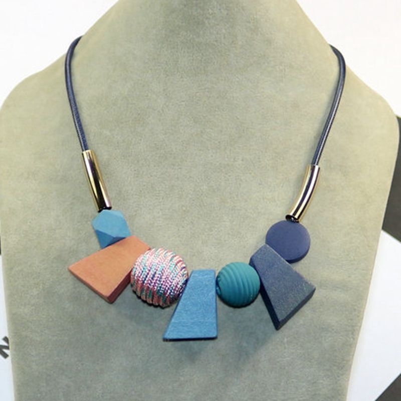 Elegante, handgefertigte Damen-Halskette aus geometrischen Holzperlen, ethno-boho-chic Accessoire.