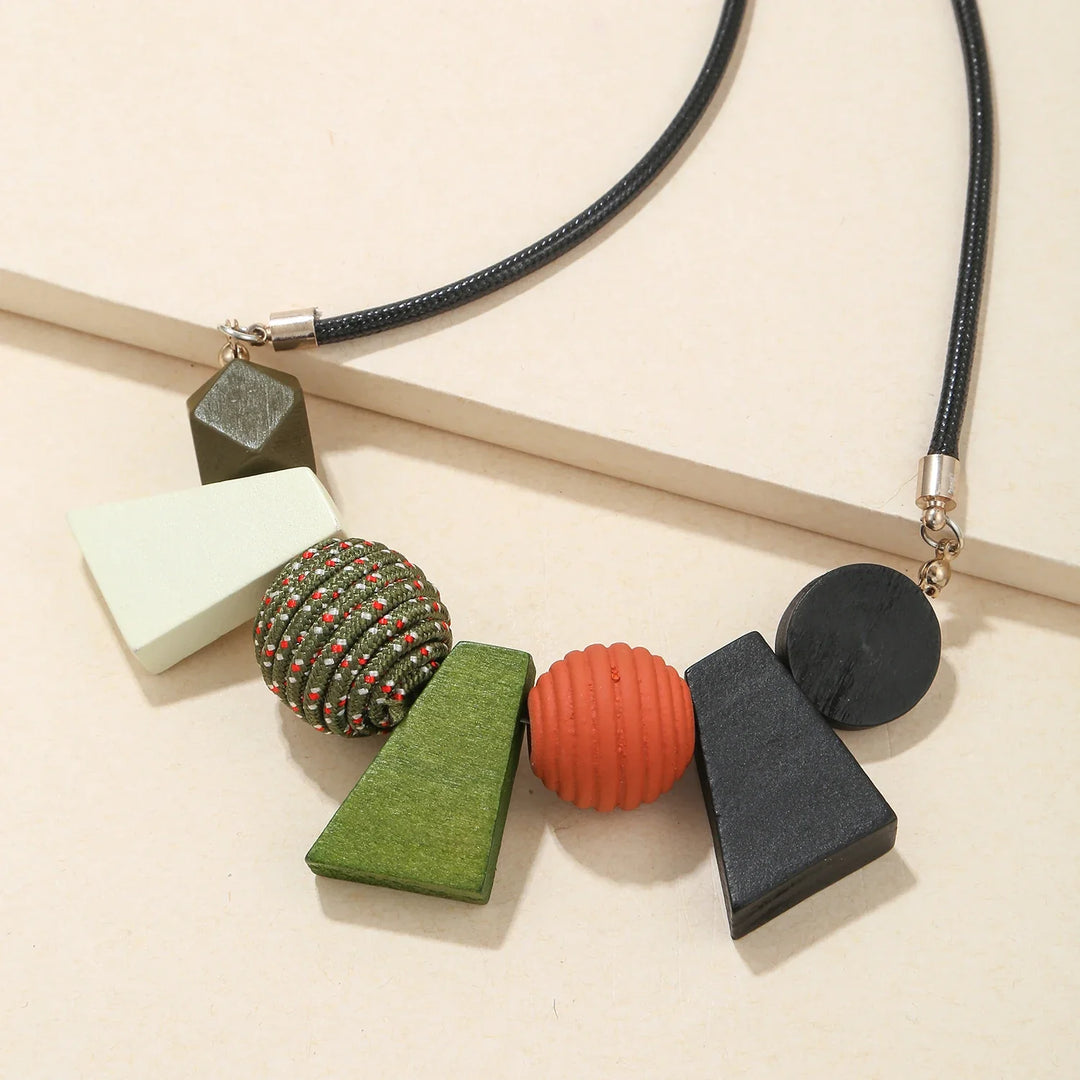 Geometrische Holzperlen-Halskette für Damen, ethnischer Boho-Stil, handgemachtes Schmuckstück.