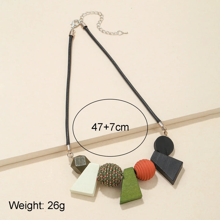 Ethnische Halskette mit auffälligen geometrischen Holzperlen, perfektes Boho-Vintage-Accessoire.