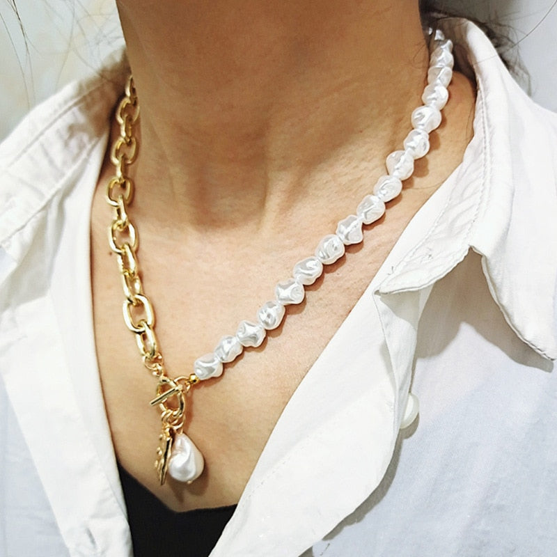 Klassische Damen Perlenkette im Vintage-Stil, gefertigt aus robustem Edelstahl, ideales Accessoire oder Geschenk.