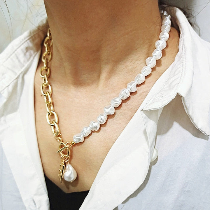 Klassische Damen Perlenkette im Vintage-Stil, gefertigt aus robustem Edelstahl, ideales Accessoire oder Geschenk.