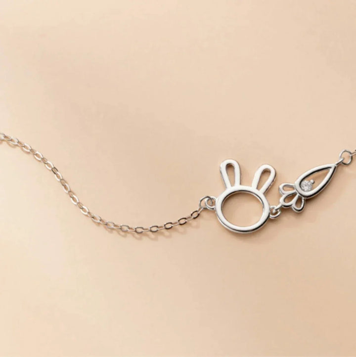 Funkelndes Silberarmband für Damen mit charmantem Kaninchen-Anhänger, ein Symbol für Glück.