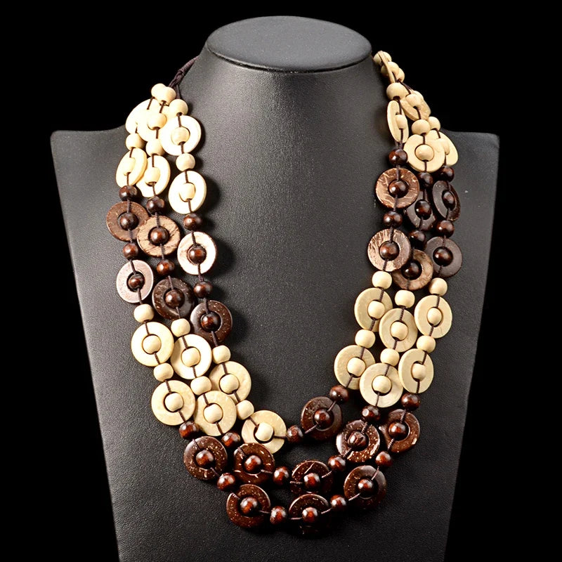 Warme Holzperlenkette, handgefertigt für Damen. Mehrschichtiges Boho-Accessoire mit Naturflair.