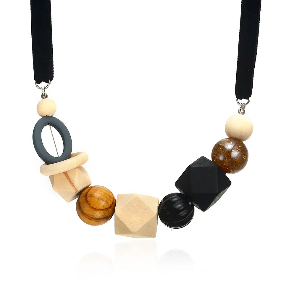 Geometrische Holzperlen Halskette für Damen, farbenfroh und modern, ein schickes Boho Statement Accessoire.