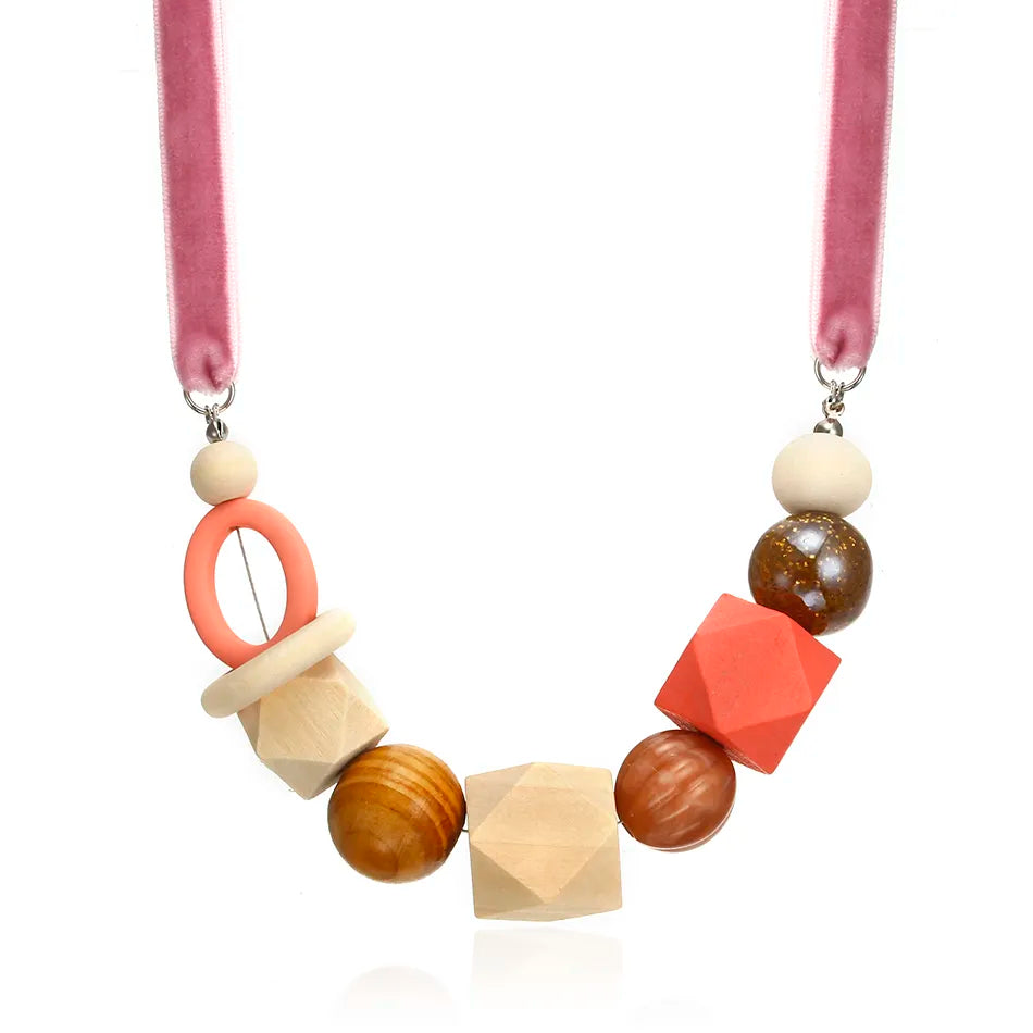 Damen Statementkette mit farbenfrohen, geometrischen Holzperlen, moderner Boho Schmuck und trendiges Accessoire.