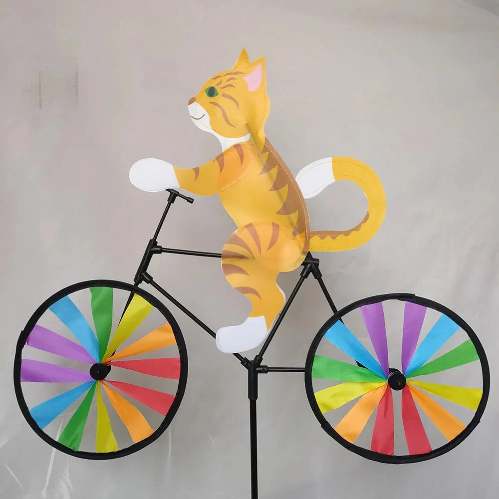 Handbemalte Katze auf Fahrrad Windrad Gartendekoration. Wetterfeste Tierfigur für Rasen und Blumenbeet.