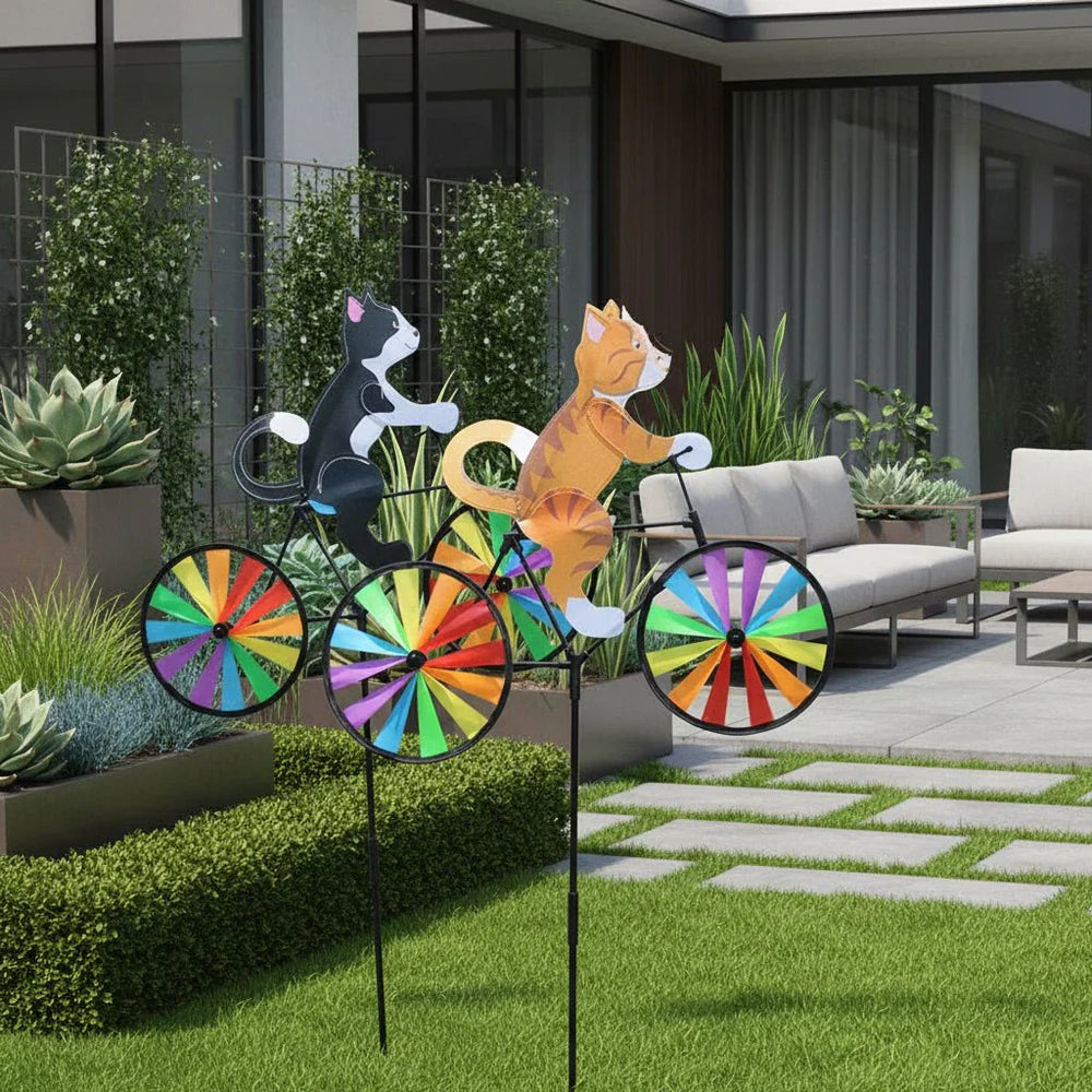 Wetterfestes Windspiel Katze auf Fahrrad. Handbemalte Gartenfigur für Outdoor-Bereich, Terrasse & Balkon.