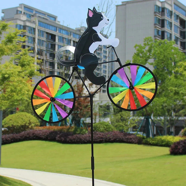 Süße handbemalte Katze auf Fahrrad mit Windrad als Gartendeko. Perfekte Tierfigur für jeden Gartenbereich.