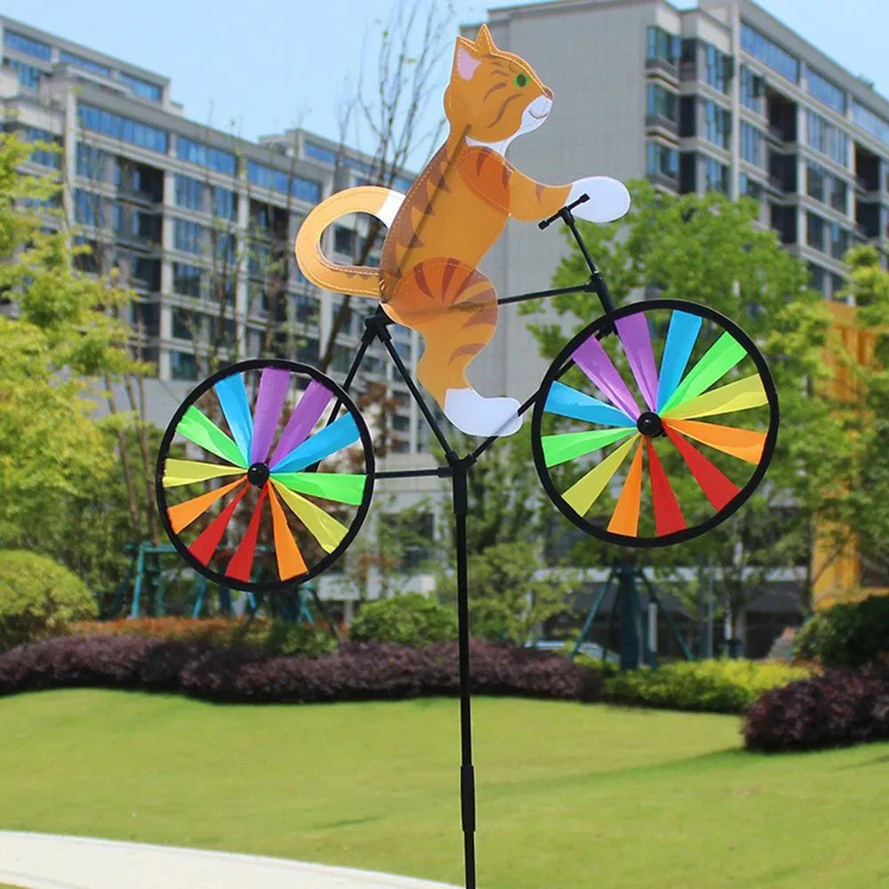 Gartenfigur Katze auf Fahrrad mit drehender Windmühle. Handbemalte, wetterfeste Dekoration für den Outdoor-Bereich.