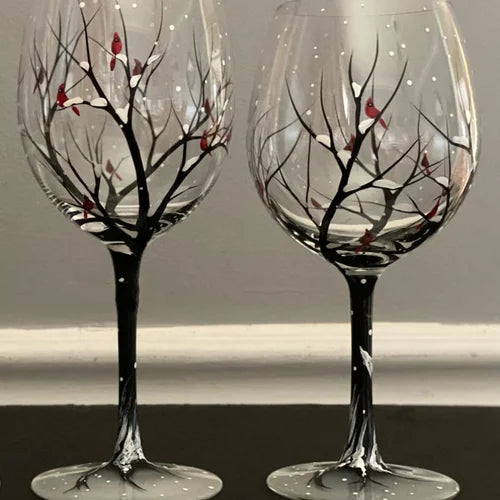Feine Pinselstriche auf handbemaltem Weinglas mit Baum-Motiv; hochwertige Kunstglas-Dekoration für besondere Anlässe.