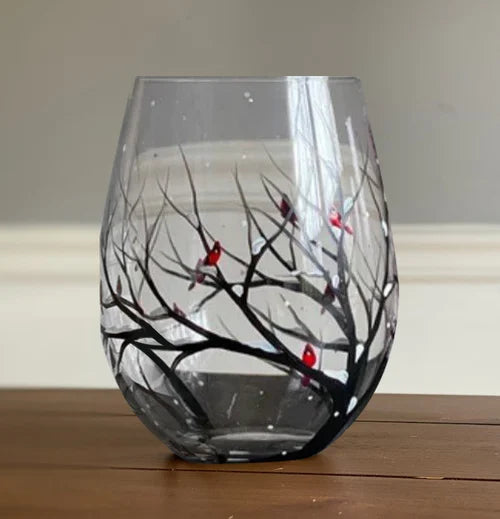 Vier handbemalte Weingläser zeigen gemeinsam die Jahreszeiten-Baum-Motive; einzigartiges Kunstglas-Set & Geschenk.