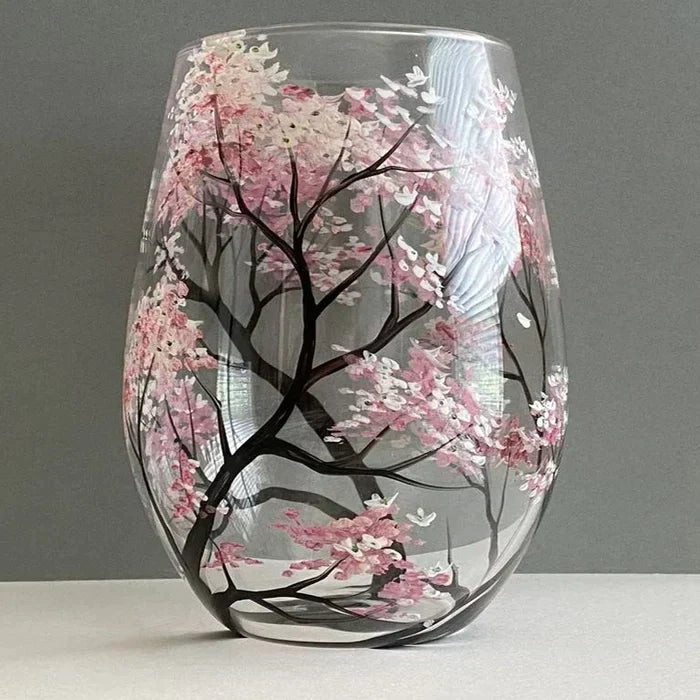 Elegantes handbemaltes Weinglas mit leuchtendem Frühlings-Baum-Motiv; ideal für festliche Tischkultur & Geschenk.