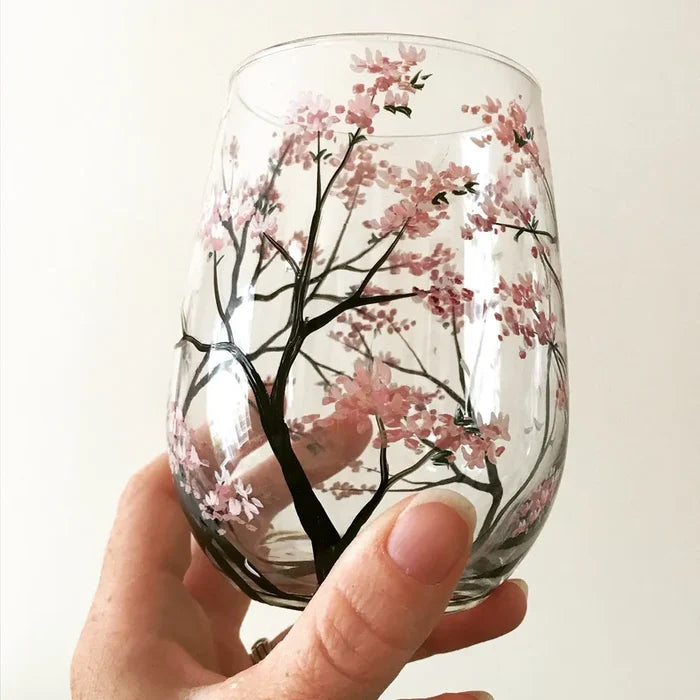 Sommerliches handbemaltes Weinglas mit üppigem Baum-Design, ein einzigartiges Kunstglas & stilvolles Geschenk.