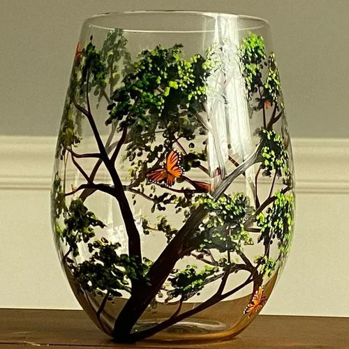 Set von handbemalten Weingläsern, jedes mit einzigartigem Jahreszeiten-Baum-Motiv; ideales Kunstglas-Geschenkset.